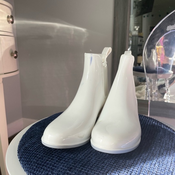 White boots - Picture 3 of 7